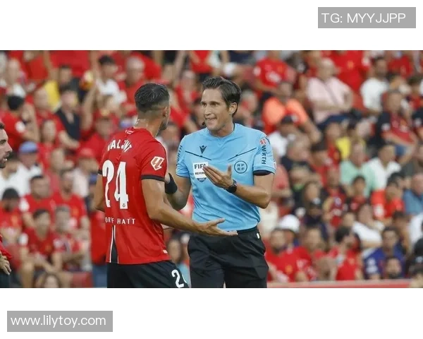 中超焦点战巴萨与本菲卡激战成平局争议判罚引发全场热议