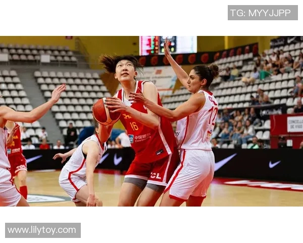 姚明亲自指导女篮热身赛展现团队默契与拼搏精神